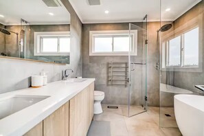 Bathroom - Pet-Friendly Barrie Getaway • Patio & Backyard (Barrie)