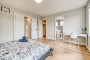 Room - Pet-Friendly Barrie Getaway • Patio & Backyard (Barrie)