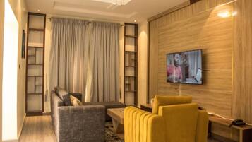 Apartamento económico, balcón, vistas a la ciudad | Zona de estar