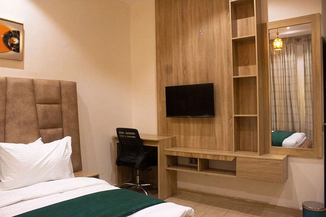 Apartamento económico, balcón, vistas a la ciudad | Caja fuerte, escritorio, espacio para trabajar con un portátil
