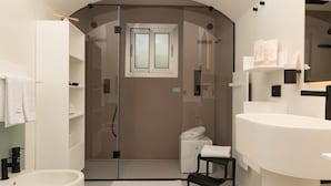 A modern bathroom with a glass shower enclosure, a white sink, and a small stool. - Mareé Boutique Stay - Pizzo VV (Pizzo)