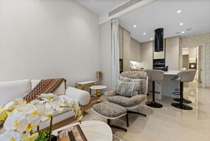 TV - Palm Jumeirah 2BR w/ Direct Beach Access (Dubai)