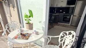 Outdoor dining - Modern Central Flat Near Old Town with Fast WiFi 2BR (ANTALYA)