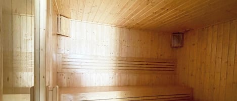 Un interior de madera con una escalera que sube a un nivel superior.