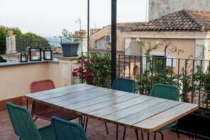 Outdoor dining - Baroque flat w/ king bed and terrace near Duomo (Acireale)