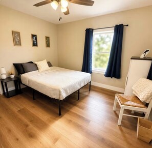 5 bedrooms, travel cot, free WiFi, bed sheets - Large home minutes from Frankenmuth-Birch Run (Saginaw)