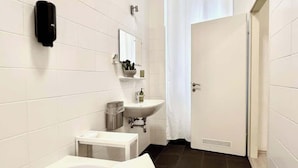 Ein modernes Badezimmer mit einer Badewanne, einem Waschbecken und einer Toilette.