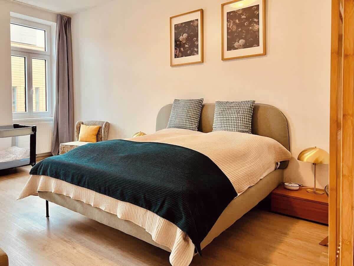 Iron/ironing board, travel cot, WiFi, bed sheets