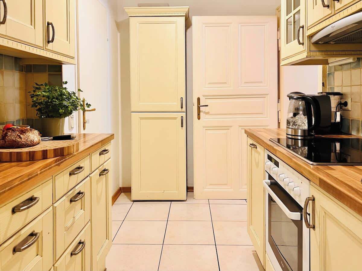 Coffee/tea maker, fridge, oven, stovetop