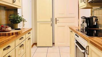 Coffee/tea maker, fridge, oven, stovetop