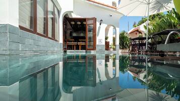Una piscina al aire libre