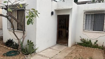 Casa familiar, 2 habitaciones, patio | Detalle exterior
