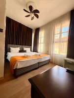 Habitación individual Confort, 1 cama de matrimonio | Tabla de planchar con plancha y wifi gratis