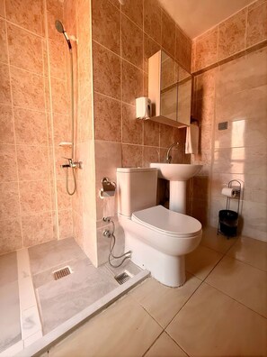 Triple Room, 3 Single Beds | Bathroom - Güneş Life Otel (Osmangazi)