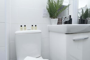 Shower, hair dryer, towels, shampoo - Smart One Bed Apartment with Twin Beds (Southampton)