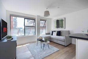 TV, offices - Smart One Bed Apartment with Twin Beds (Southampton)