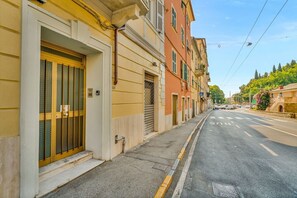Straßenansicht mit einer Reihe von Gebäuden, blauem Himmel und einer Straße mit Busspur.