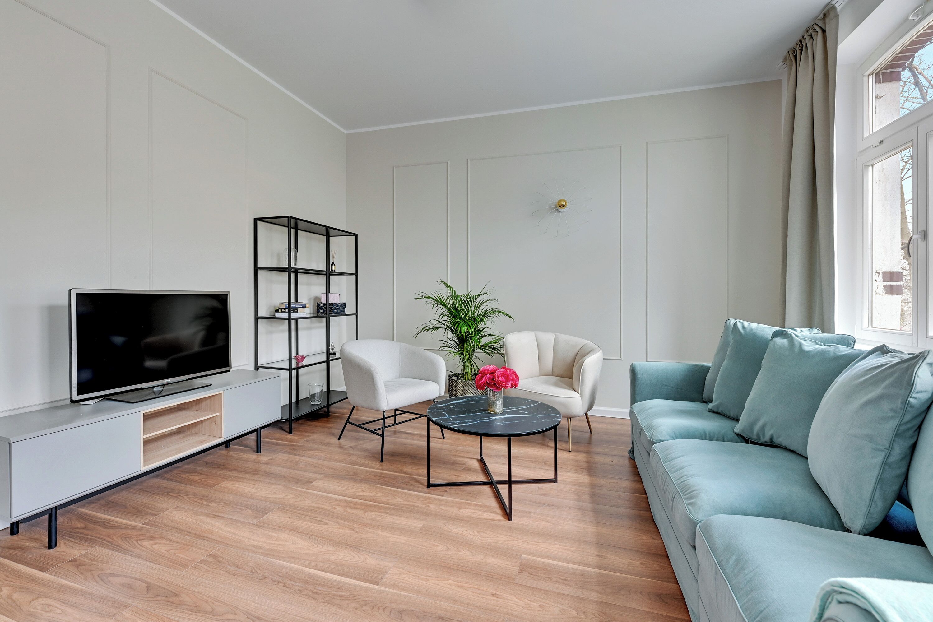 Apartamento Deluxe | Zona de estar | Una televisión de pantalla plana, Netflix, Hulu, servicios de streaming