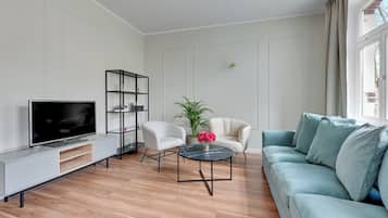 Apartamento Deluxe | Zona de estar | Una televisión de pantalla plana, Netflix, Hulu, servicios de streaming