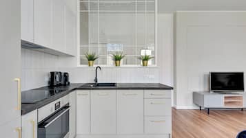 Apartamento Deluxe | Cocina básica privada | Cafetera o tetera, hervidor eléctrico, tostadora y trona infantil