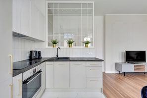 Apartament Deluxe | Cuina bàsica privada | Cafetera i tetera, bullidora elèctrica, torradora i trona 
