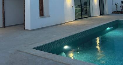 VILLA BLANCA, a vacation villa with a pool and no neighbors in sight. Garage. 4 bedrooms.