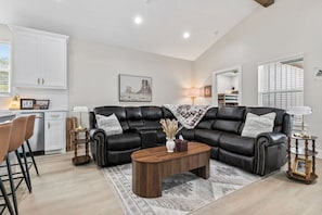 Living area - "Eagle Rock", A Family-Friendly Home, Sleeps 8 (Granbury)
