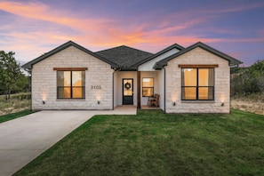 Exterior - "Eagle Rock", A Family-Friendly Home, Sleeps 8 (Granbury)