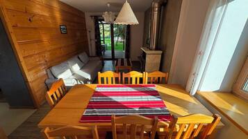 Comfort Cabin, 3 Bedrooms | Dining