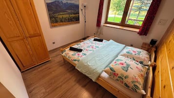 Comfort huisje, 3 slaapkamers | Een bureau, een laptopwerkplek, een strijkplank/strijkijzer, gratis wifi