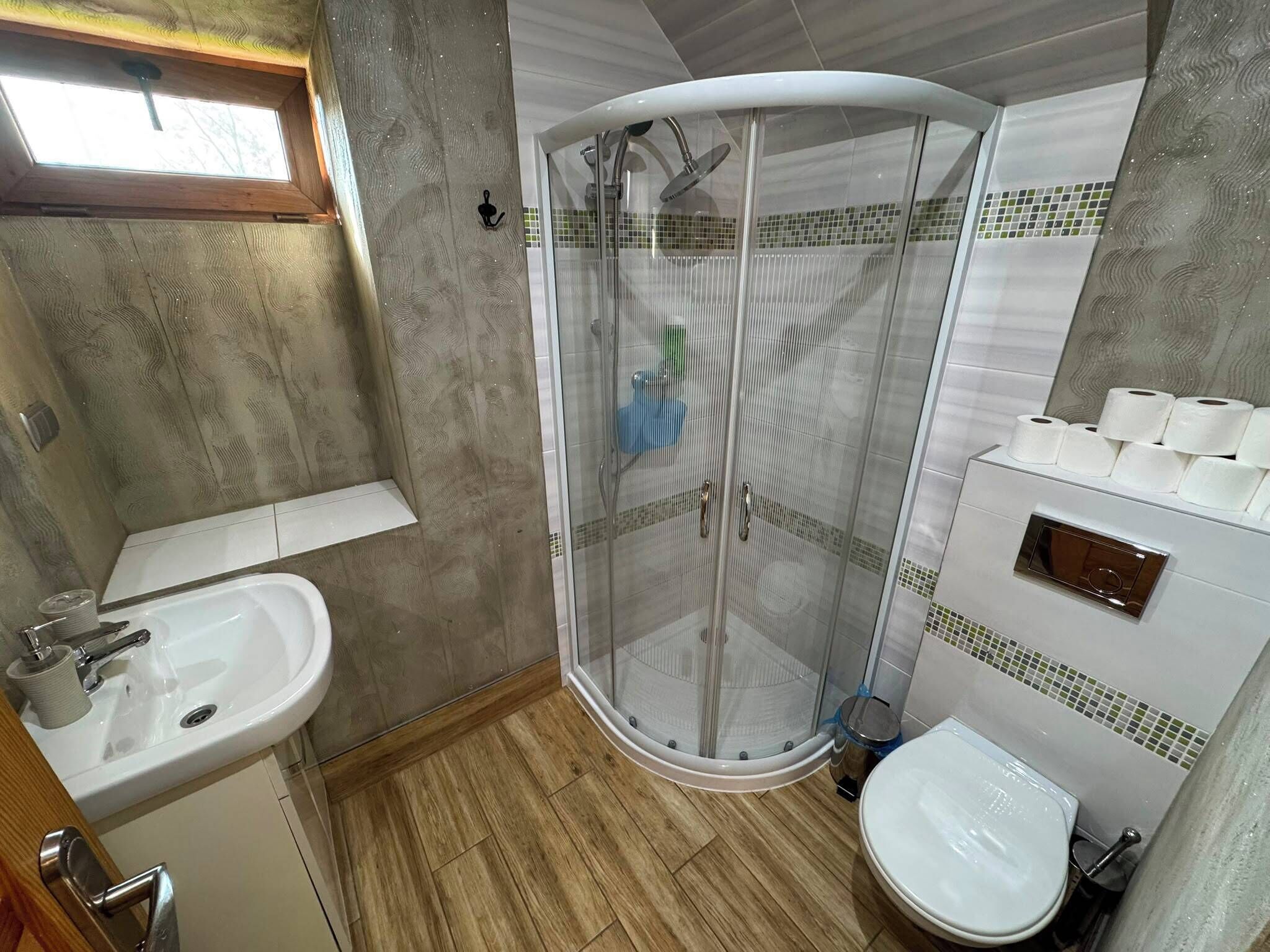 Comfort Cabin, 3 Bedrooms | Bathroom | Hair dryer, towels, soap, toilet paper