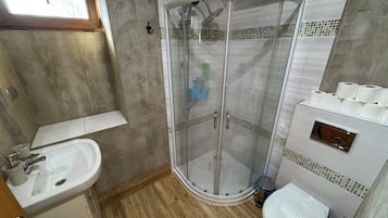 Comfort Cabin, 3 Bedrooms | Bathroom | Hair dryer, towels, soap, toilet paper