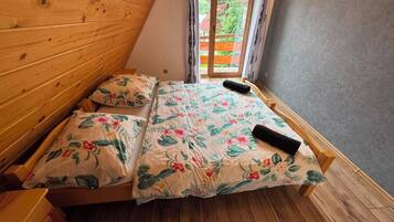 Comfort Cabin, 3 Bedrooms | Desk, laptop workspace, iron/ironing board, free WiFi