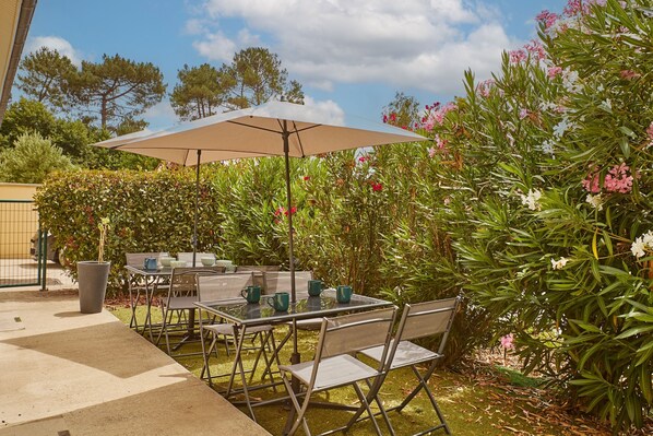 Outdoor dining - Ker Nil - Jolie maison pour 9 avec terrasses (Mimizan)