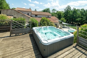 Outdoor spa tub - Le Gîte Maisonnette - À 30 min du Futuroscope (Chalandray)