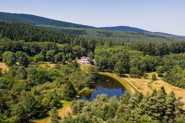A house surrounded by dense forest and a lake. - Source Emerald - Au cœur de la nature avec vue lac (Mazamet)