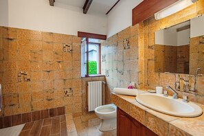 Un baño con inodoro, lavamanos y ventana.