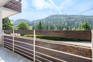 A balcony with a view of a forested mountain range. - La Ligne des Crêtes - Station de ski à 700 m (La Bresse)