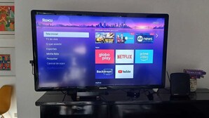 Televisió que mostra una interfície Roku amb diverses aplicacions de transmissió.