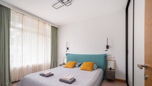 Escrivaninha, ferros/tábuas de passar roupa, Wi-Fi, roupa de cama