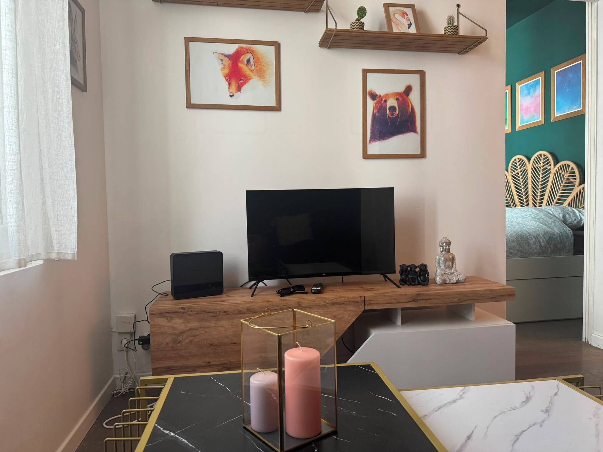 Een laptopwerkplek, verduisterende gordijnen