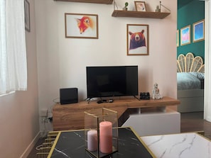 Een laptopwerkplek, verduisterende gordijnen