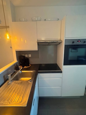Een koelkast, een magnetron, een oven, een kookplaat