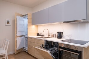 Una cucina moderna completa di lavastoviglie, forno e macchina da caffè.