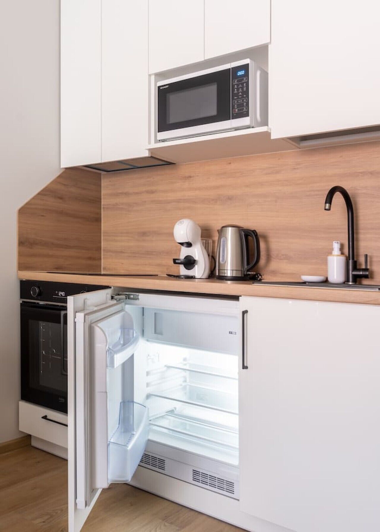 Coffee/tea maker, fridge, microwave, oven