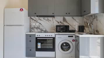 Cafetera/tetera, refrigerador, horno, placa de cocina