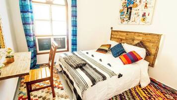 Tabla de planchar con plancha, wifi y ropa de cama