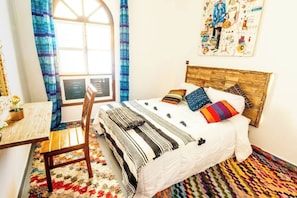 Tabla de planchar con plancha, wifi y ropa de cama 