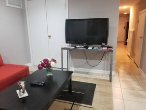 Smart TV - Private Basement In-Law Suite W/free Parking NW DC (Washington)