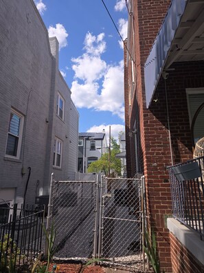 Property grounds - Private Basement In-Law Suite W/free Parking NW DC (Washington)